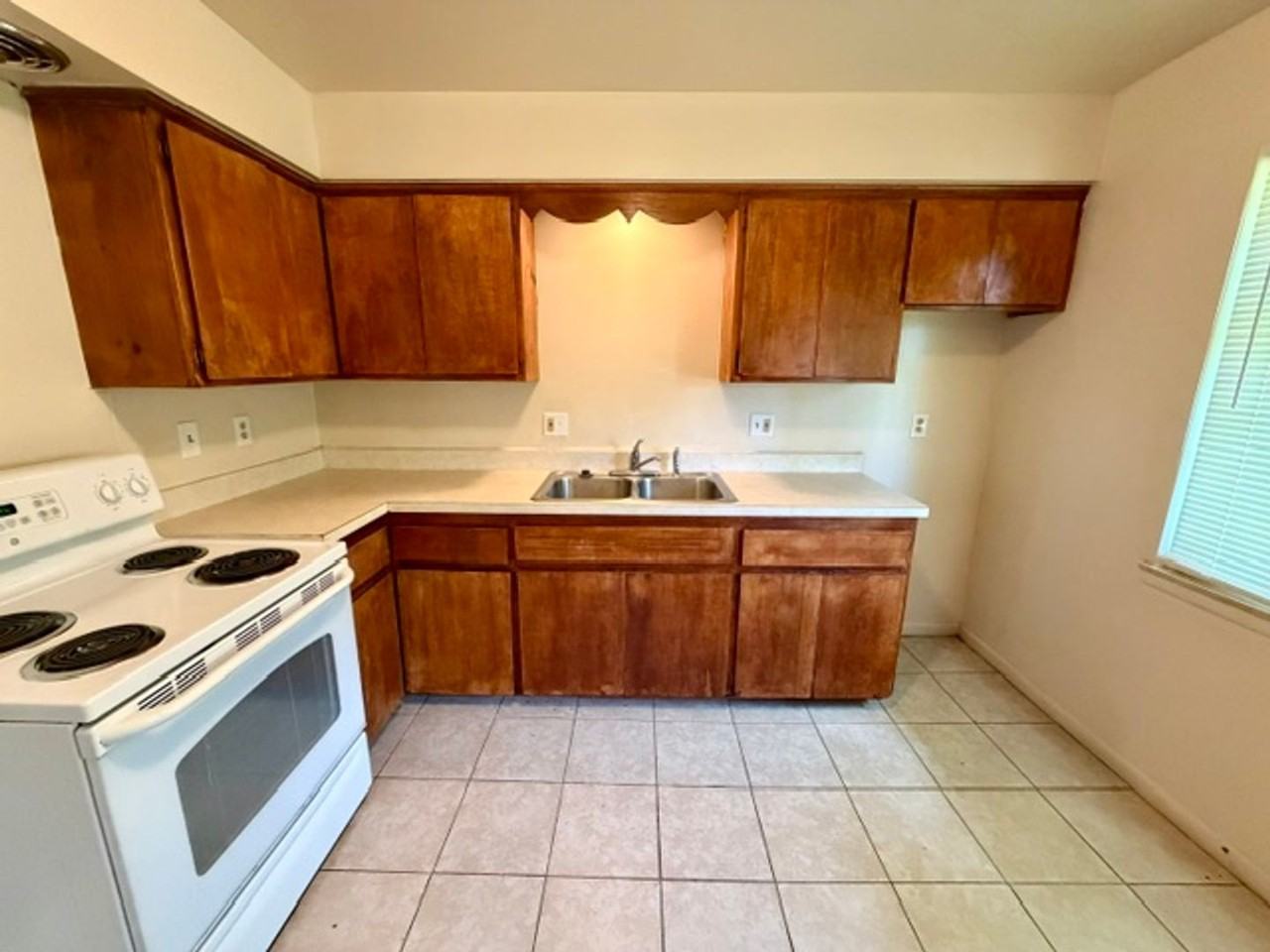 212 Arcola St - Photo 2 of 11
