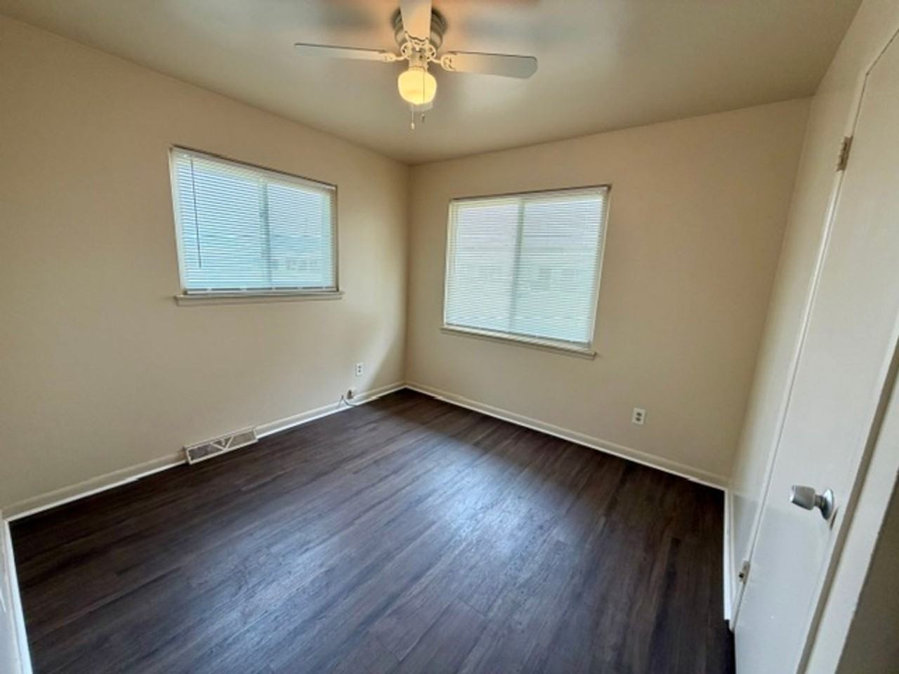 212 Arcola St - Photo 5 of 11