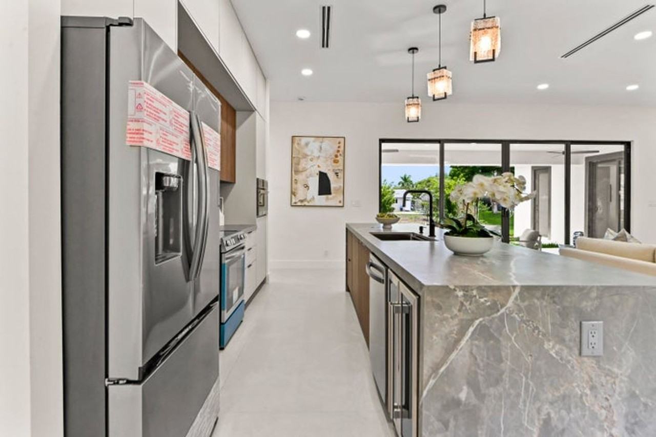 621 Nw 42nd Ave - Photo 5 of 28