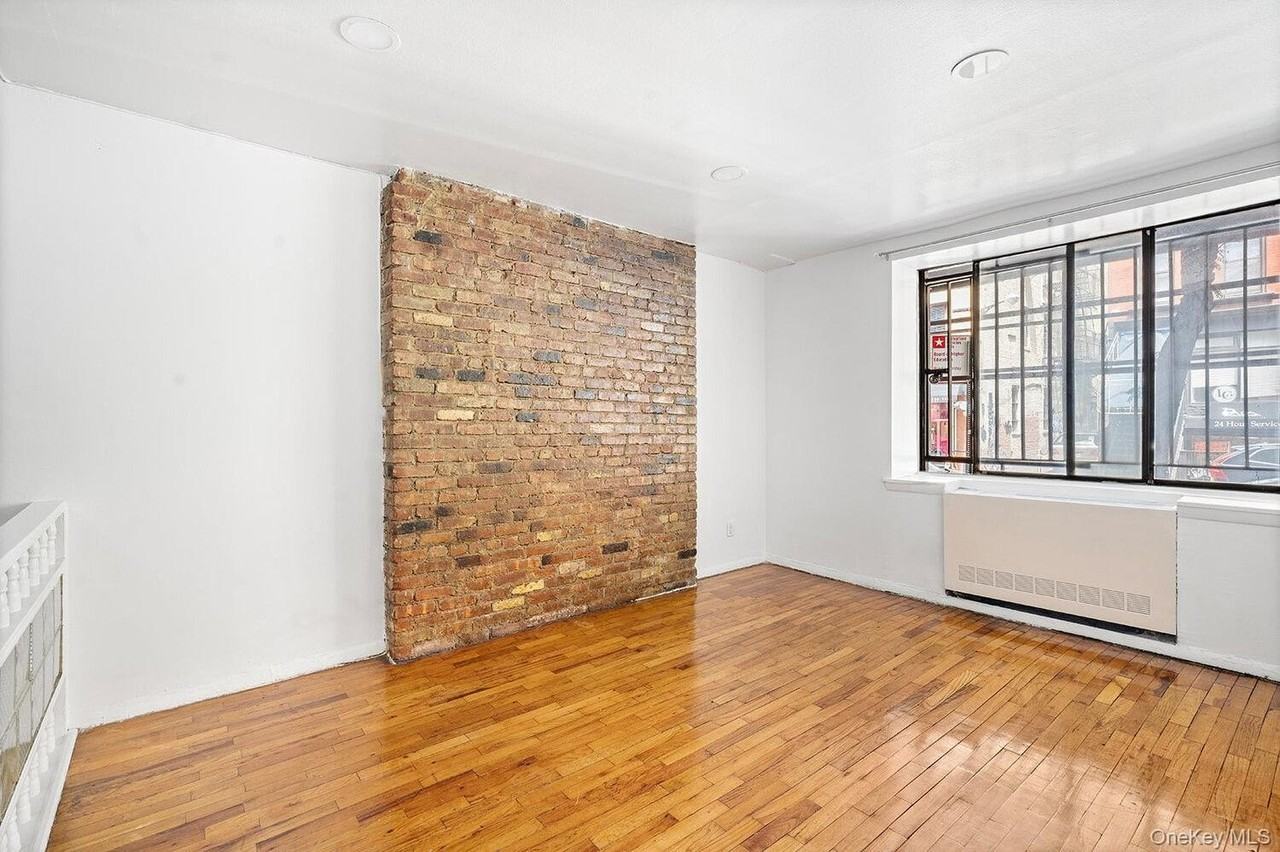 160 E 26th St #1G - Photo 2 of 5