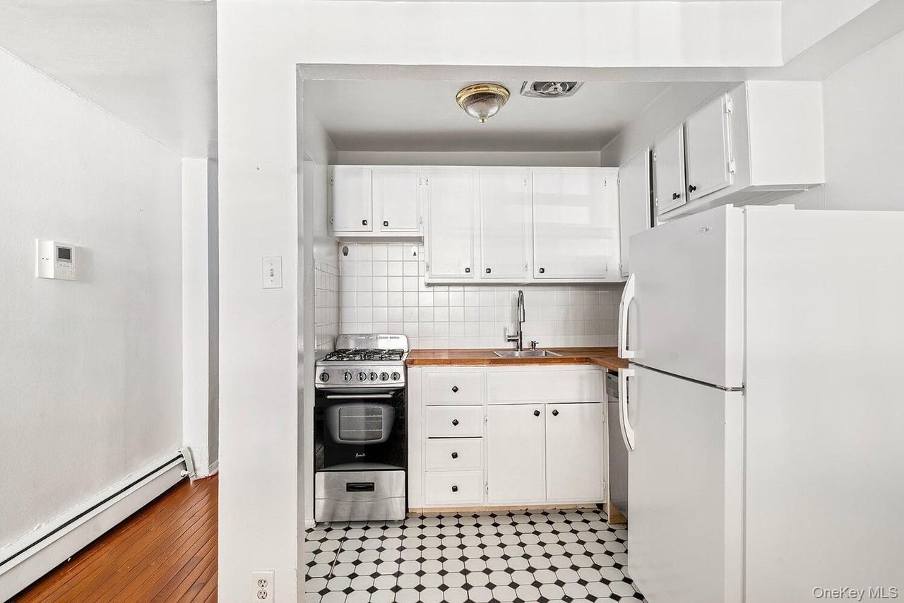 160 E 26th St #1G - Photo 3 of 5