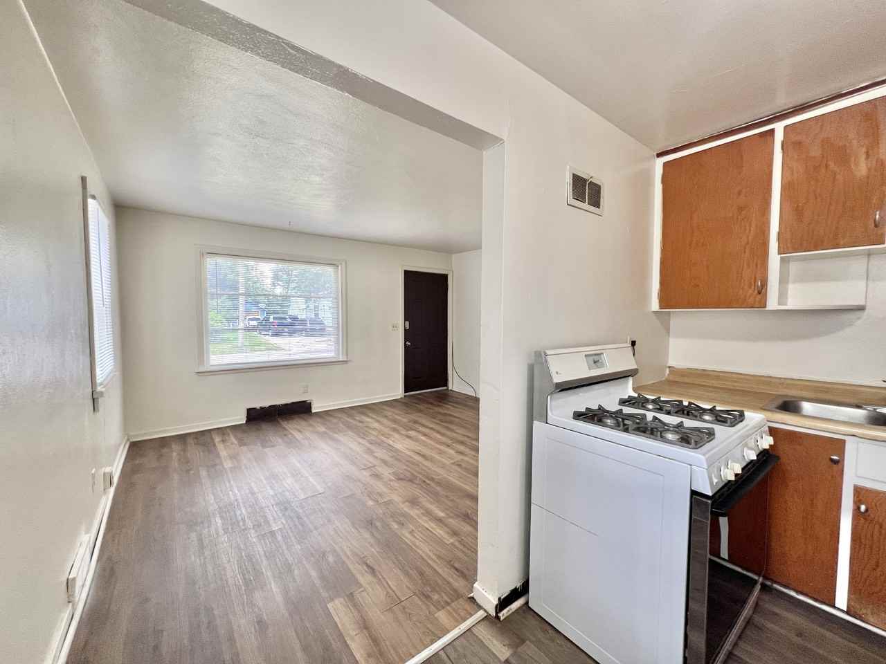 924 Copeland Ave #1 - Photo 3 of 10