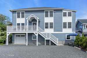 featured image of 27 Arnold Ave