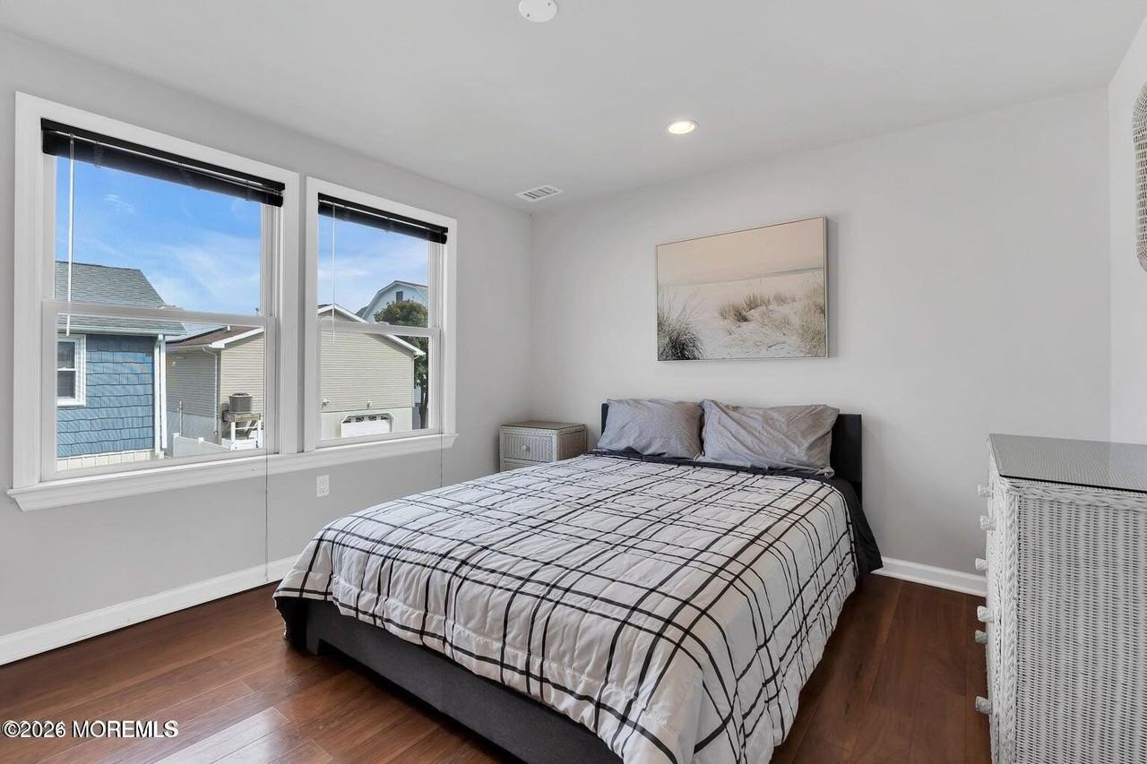 27 Arnold Ave - Photo 6 of 19