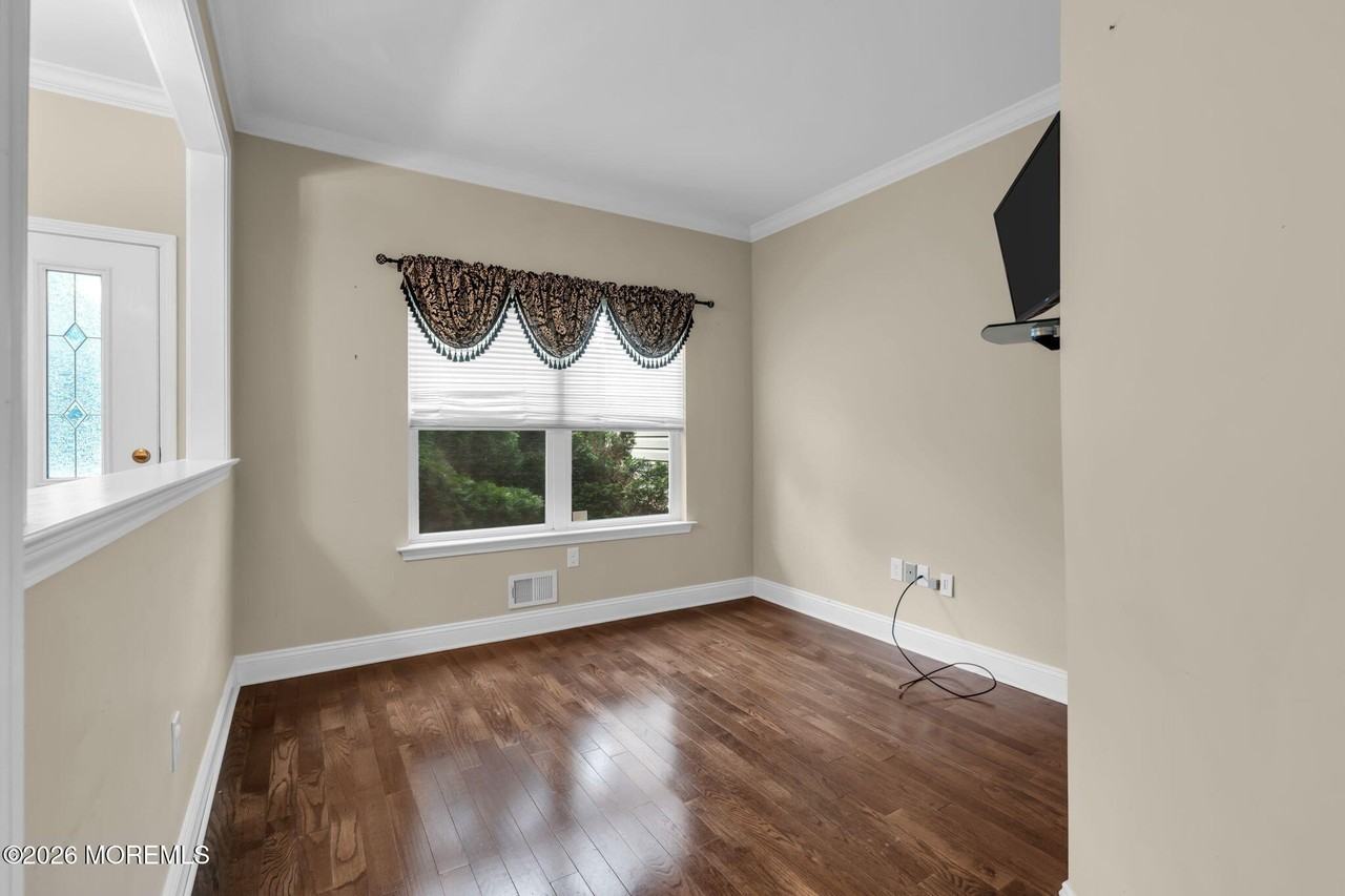 12 Sanford St - Photo 4 of 26