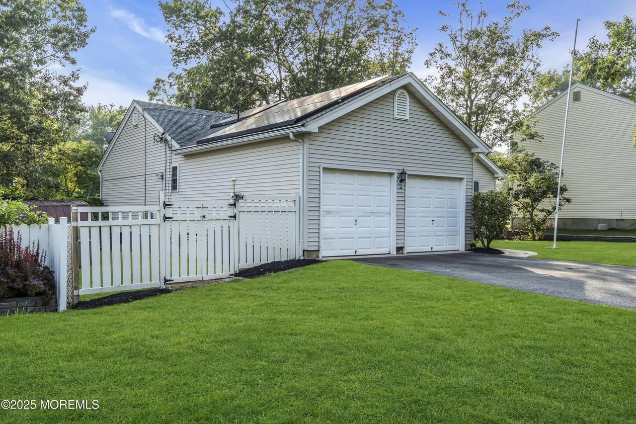 220 Middie Ln - Photo 3 of 36