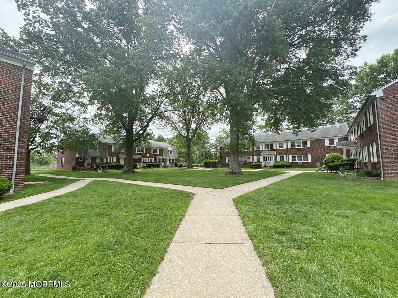 62 Stonehurst Blvd #G - Photo 3 of 36