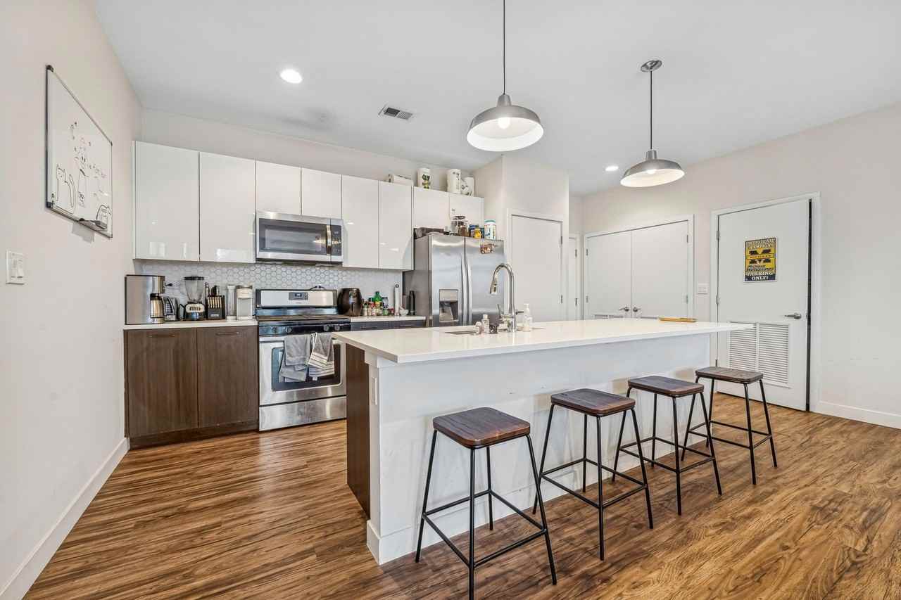 1045 W Cornelia Ave #501 - Photo 5 of 14