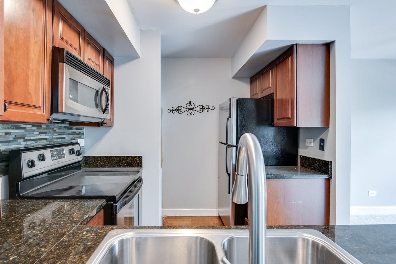 19 Foxcroft Rd #203 - Photo 6 of 13