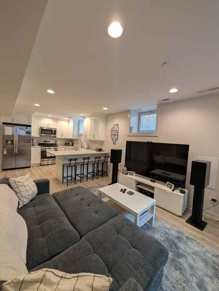3144 N Leavitt St - Photo 5 of 22