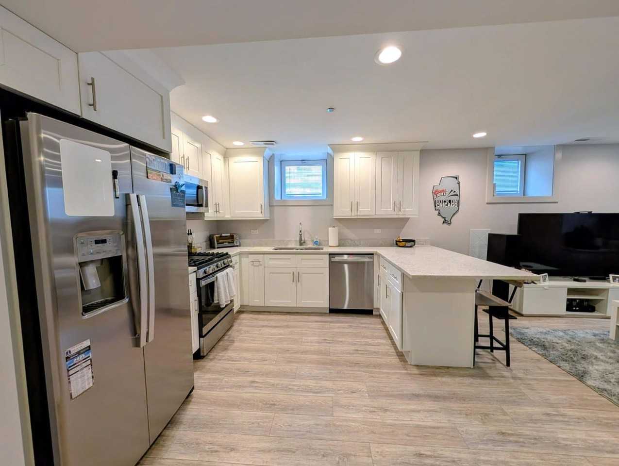 3144 N Leavitt St - Photo 7 of 22