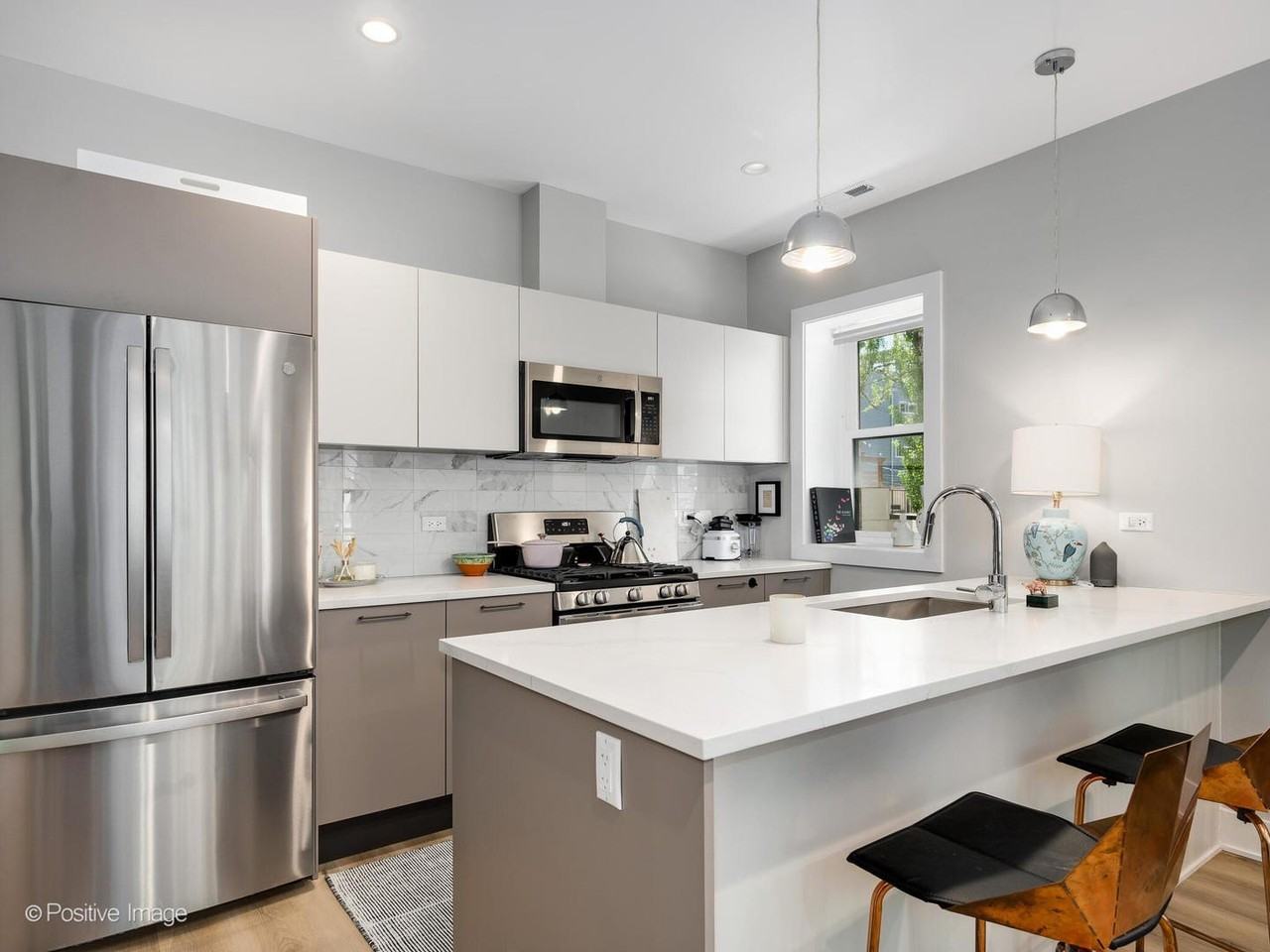 833 N Hoyne Ave #2S - Photo 3 of 17