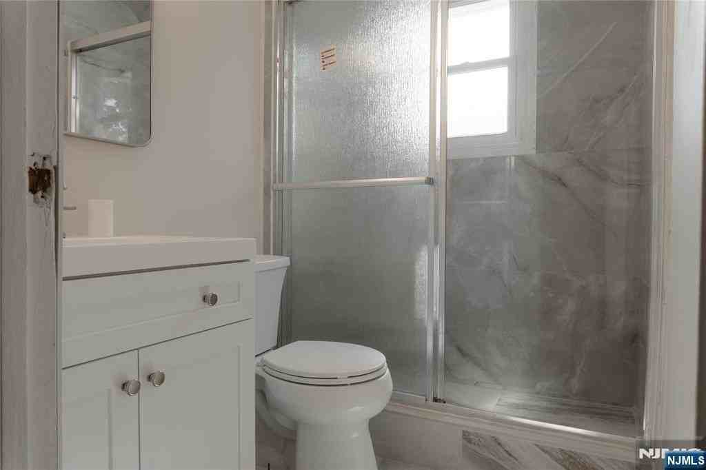 206 1st St #2L - Photo 5 of 9