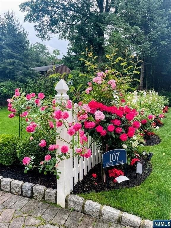 107 Hudson Ave - Photo 3 of 39