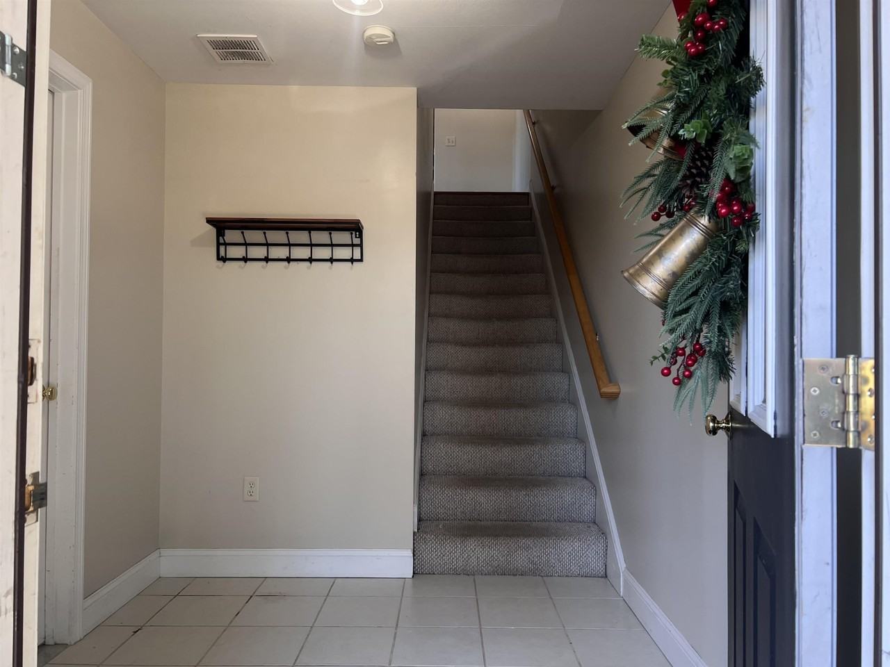 20 Portsmouth Ave #D - Photo 3 of 21
