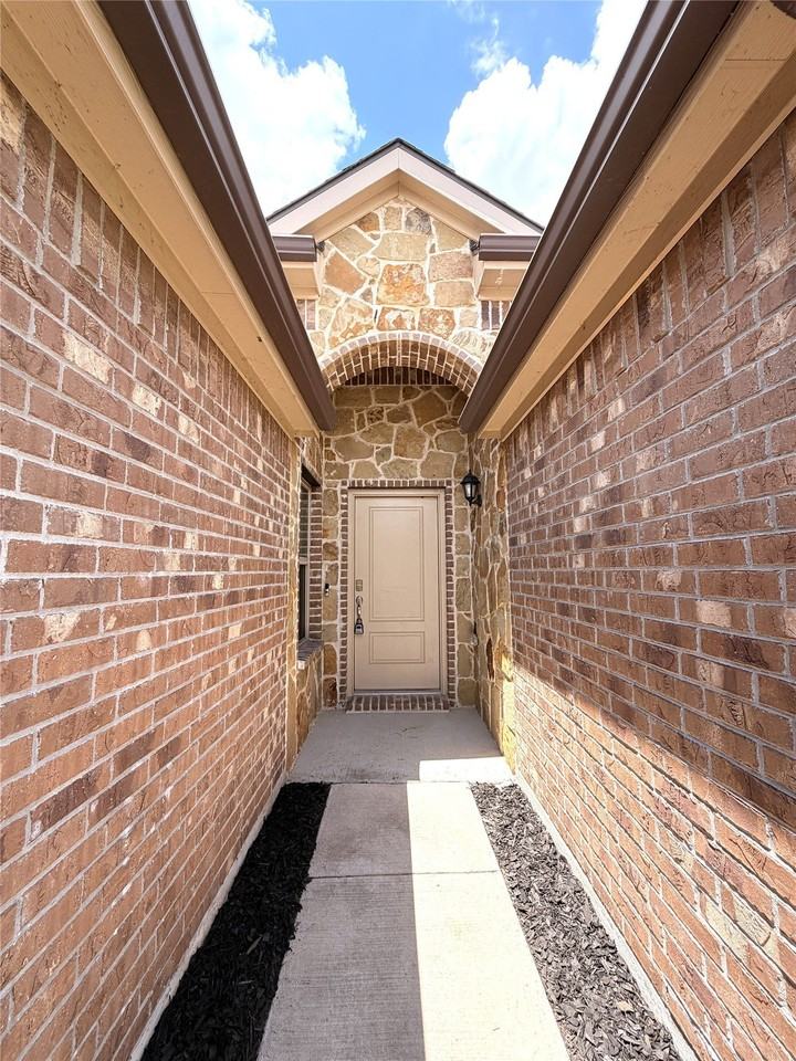 3413 Sabine Dr - Photo 3 of 40