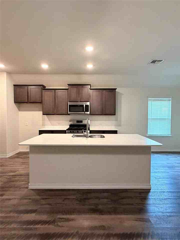 3413 Sabine Dr - Photo 7 of 40