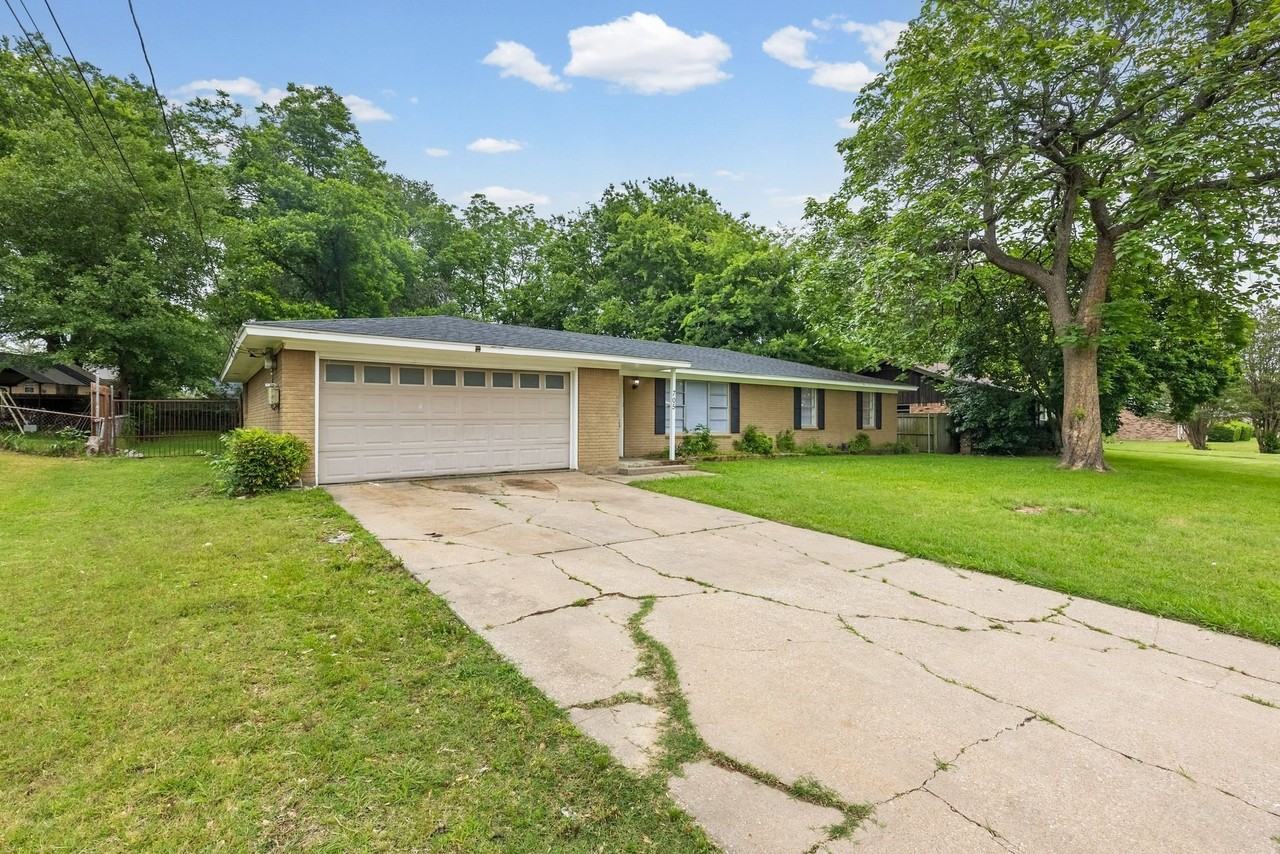 705 Plano St - Photo 5 of 38
