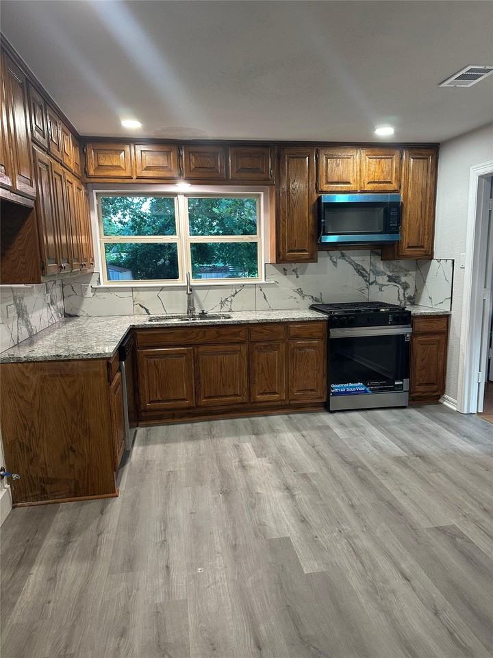 932 Moss St - Photo 4 of 16