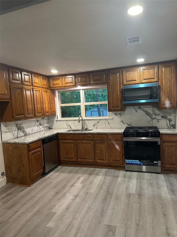 932 Moss St - Photo 5 of 16
