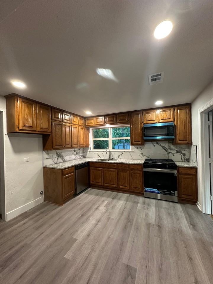 932 Moss St - Photo 6 of 16