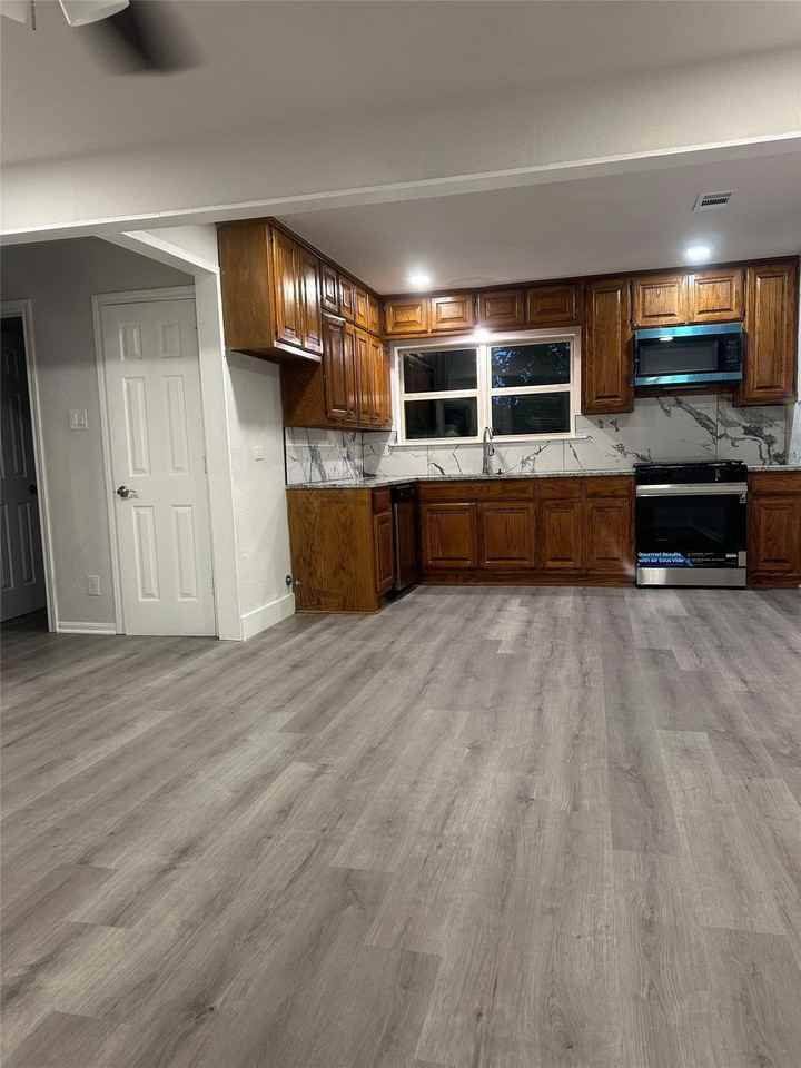 932 Moss St - Photo 7 of 16