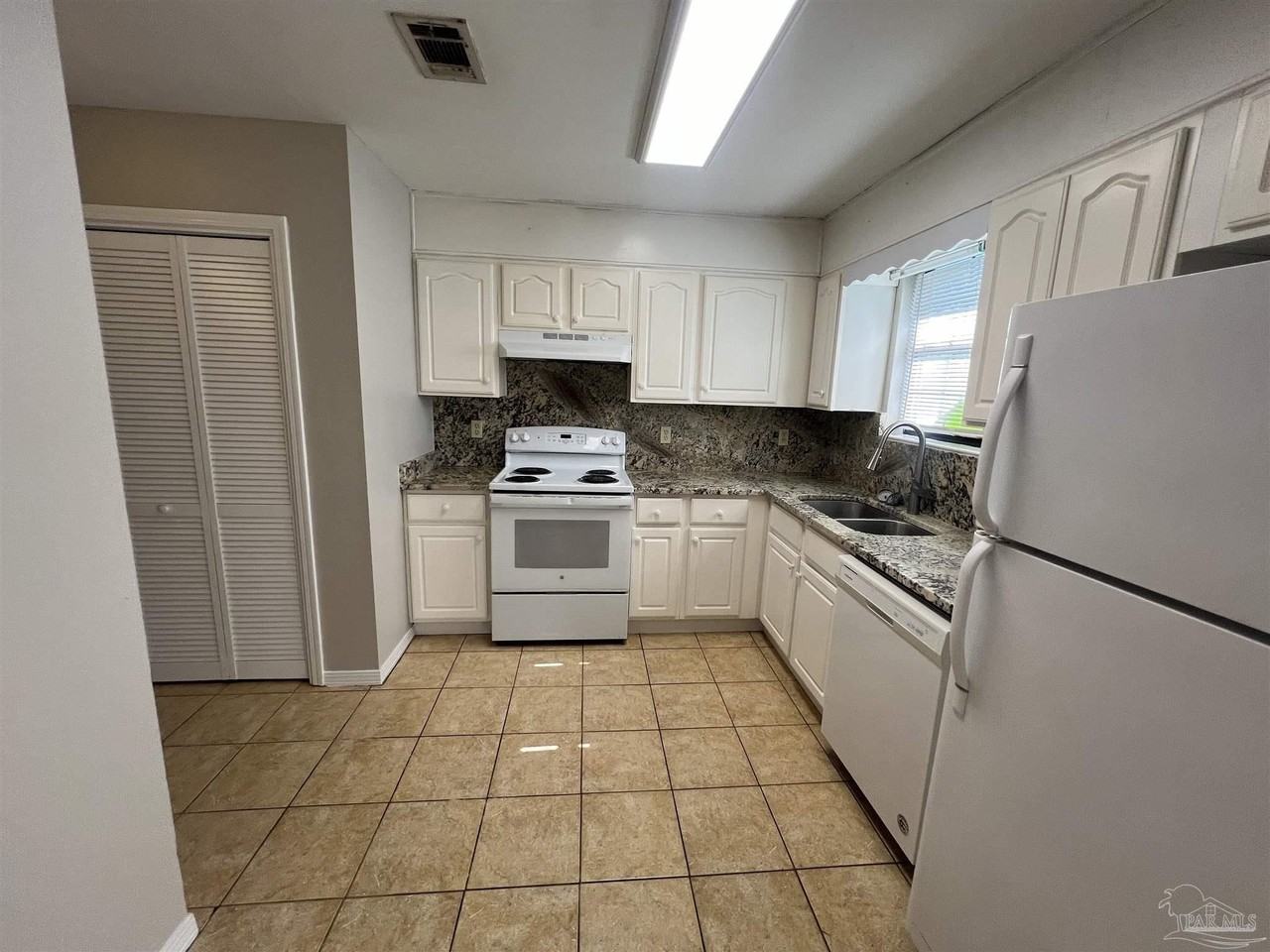 842 Amberway Dr - Photo 5 of 24