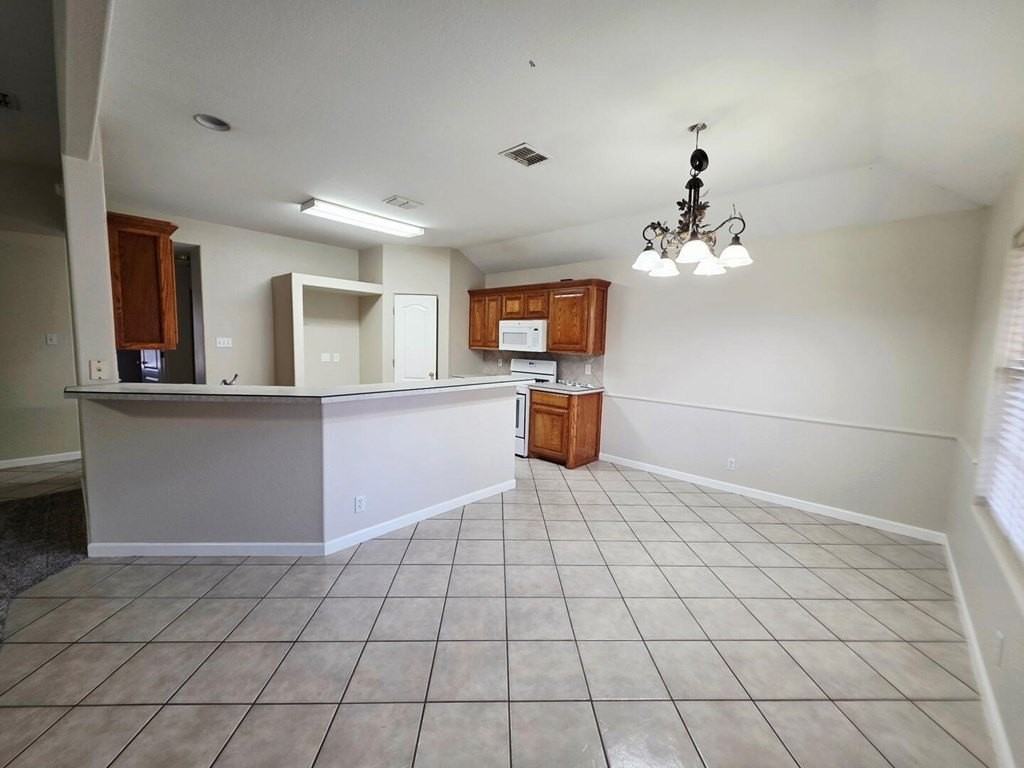 5208 Lavaca Ave - Photo 4 of 11