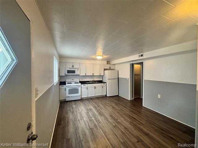 32057 Cheboygan Ct - Photo 5 of 15