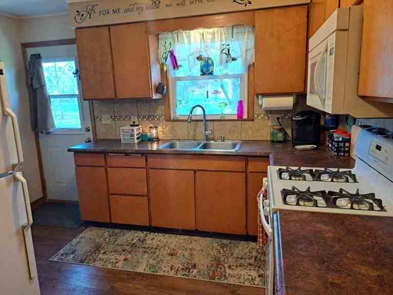1031 4th St - Photo 4 of 12