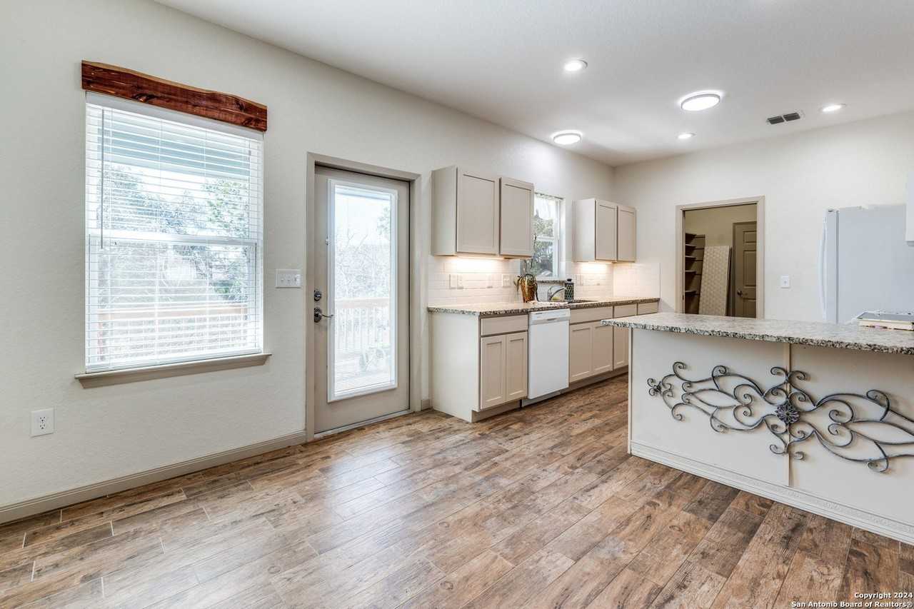 2336 Hornsby - Photo 4 of 12