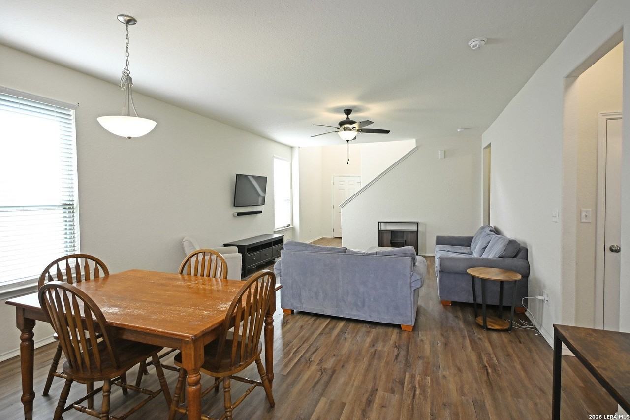 138 Buttercup Bnd - Photo 3 of 32