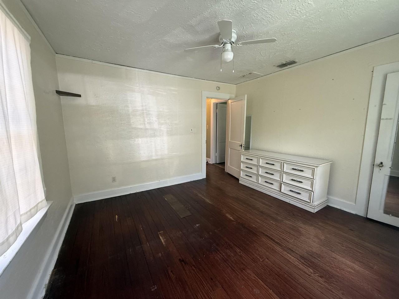 846 W Brevard St - Photo 4 of 12