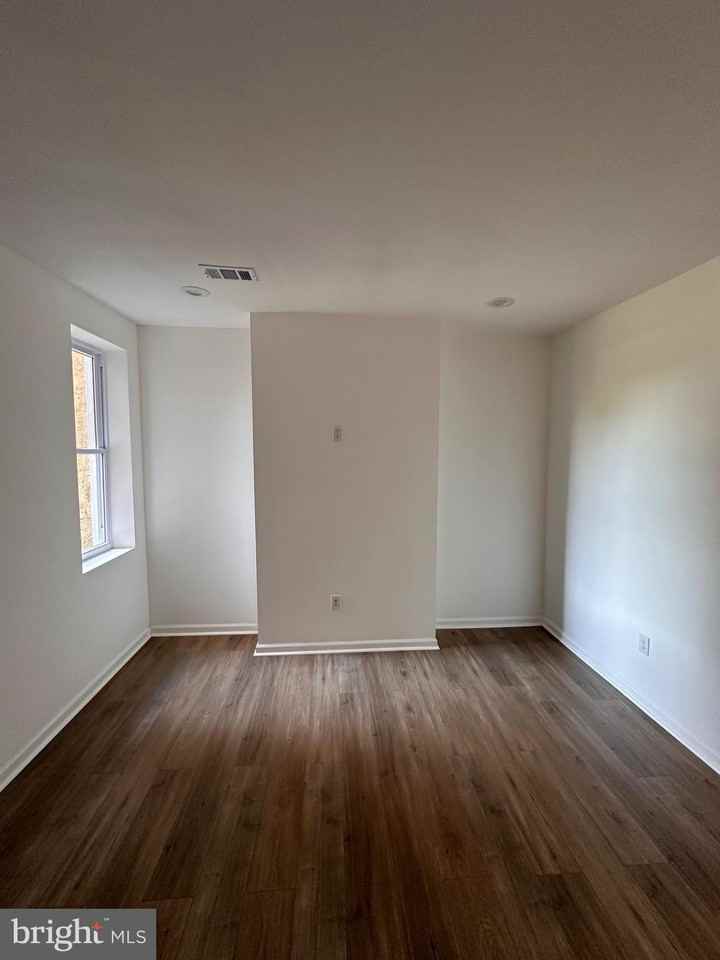 1911 Division St - Photo 3 of 15