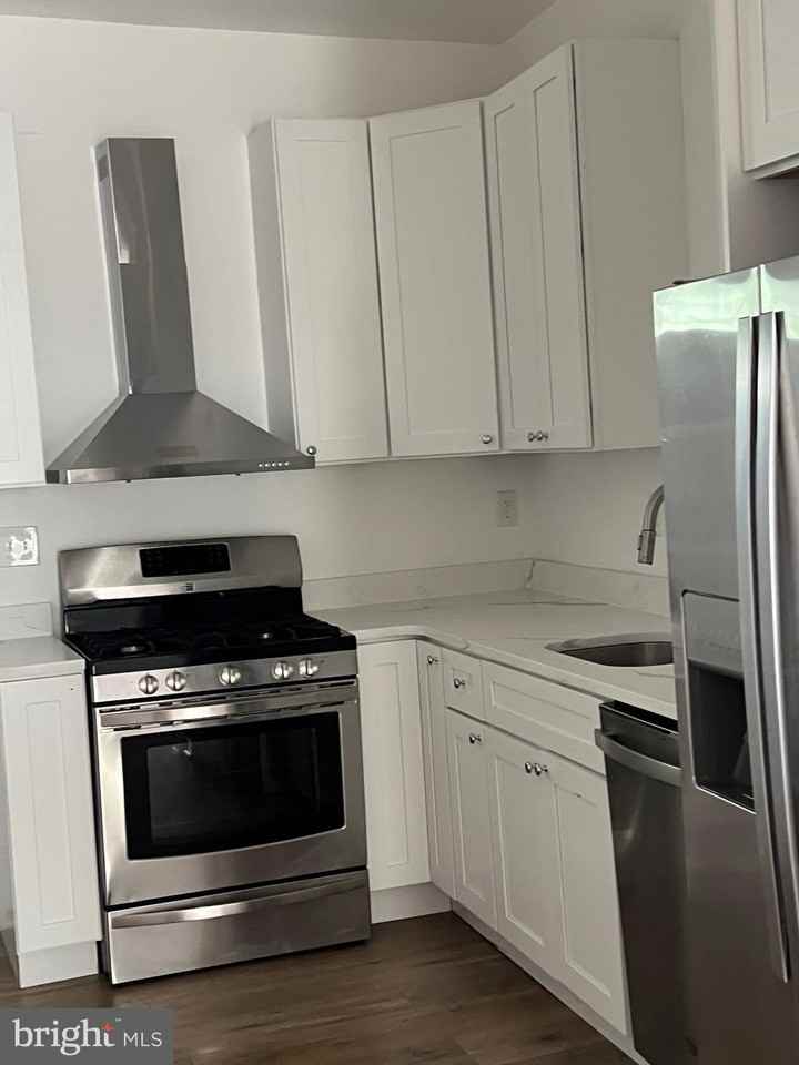 1911 Division St - Photo 5 of 15