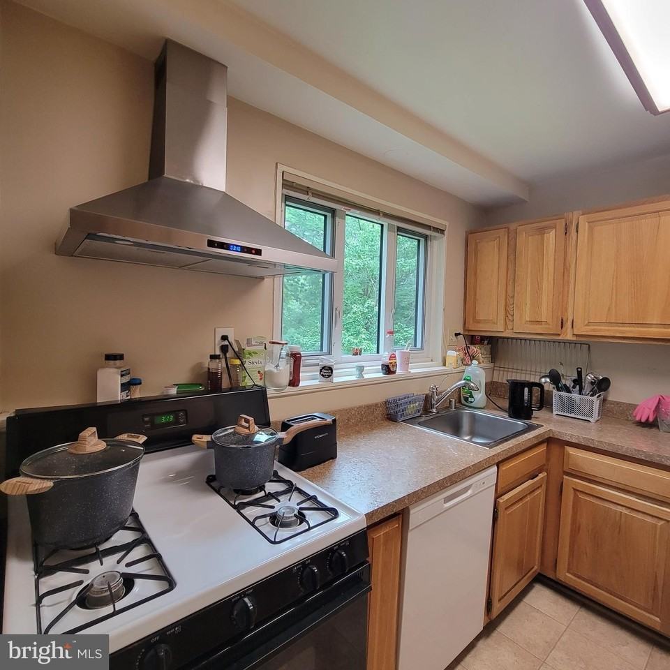 10407 Montrose Ave #201 - Photo 2 of 14