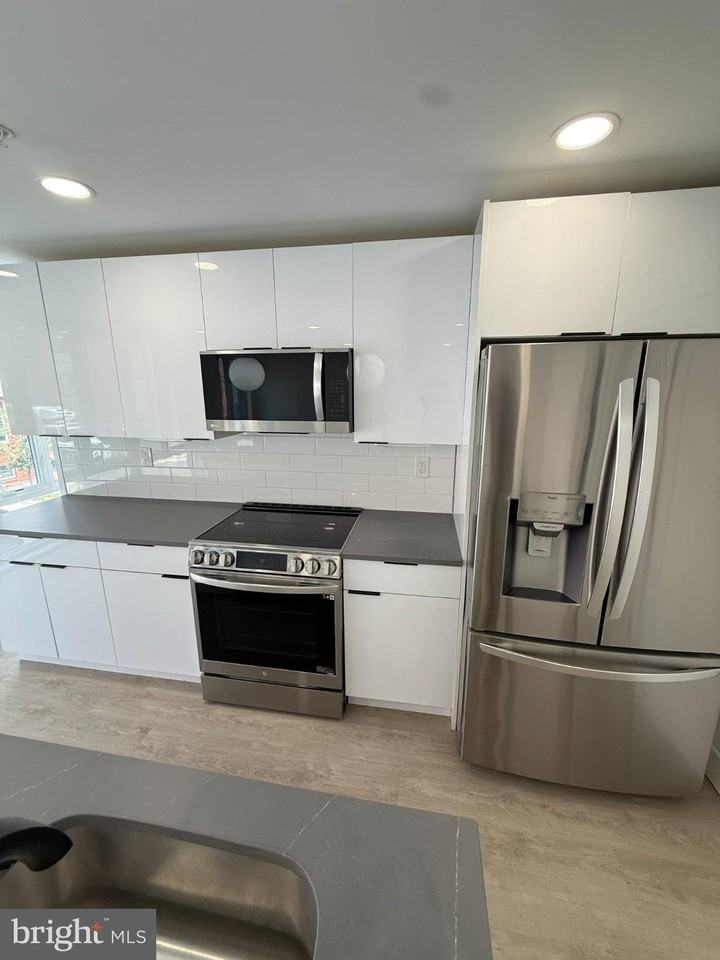 721 N 16th St #3 - Photo 3 of 9