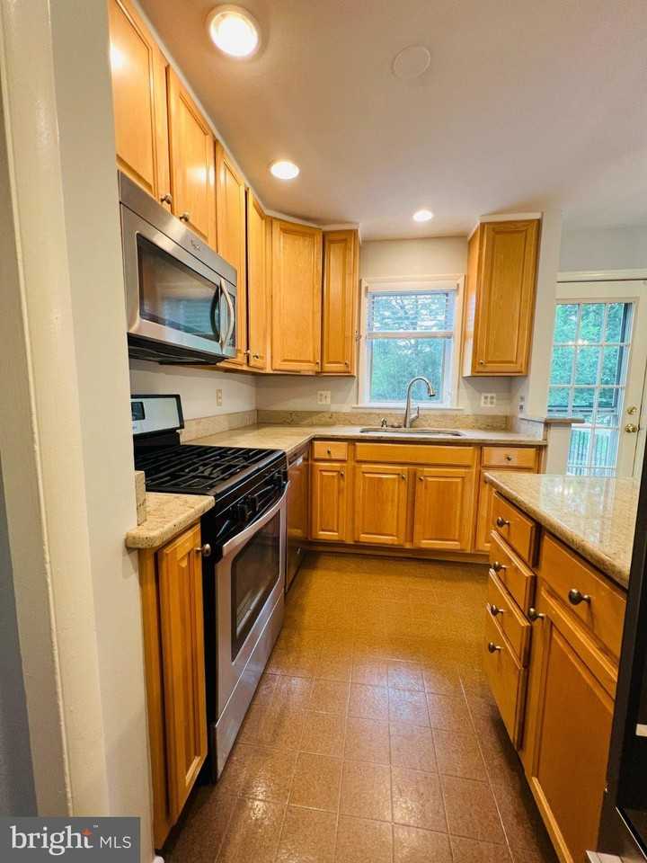 2220 Primrose Dr - Photo 6 of 37
