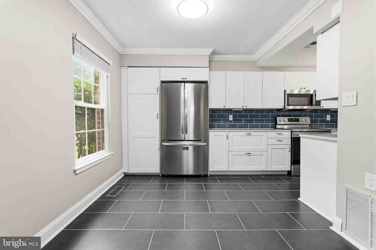 6410 Blarney Stone Ct - Photo 4 of 36