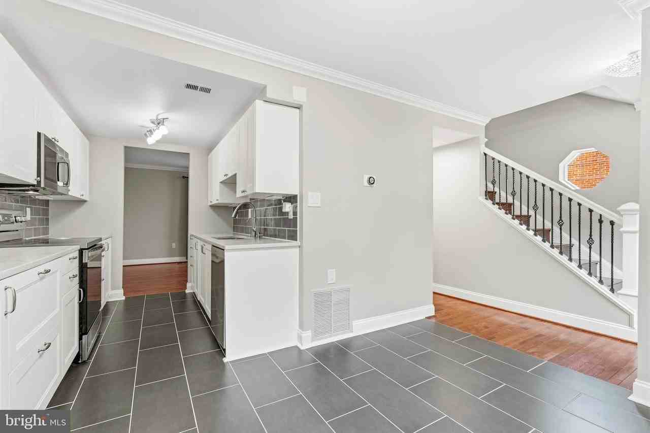 6410 Blarney Stone Ct - Photo 5 of 36