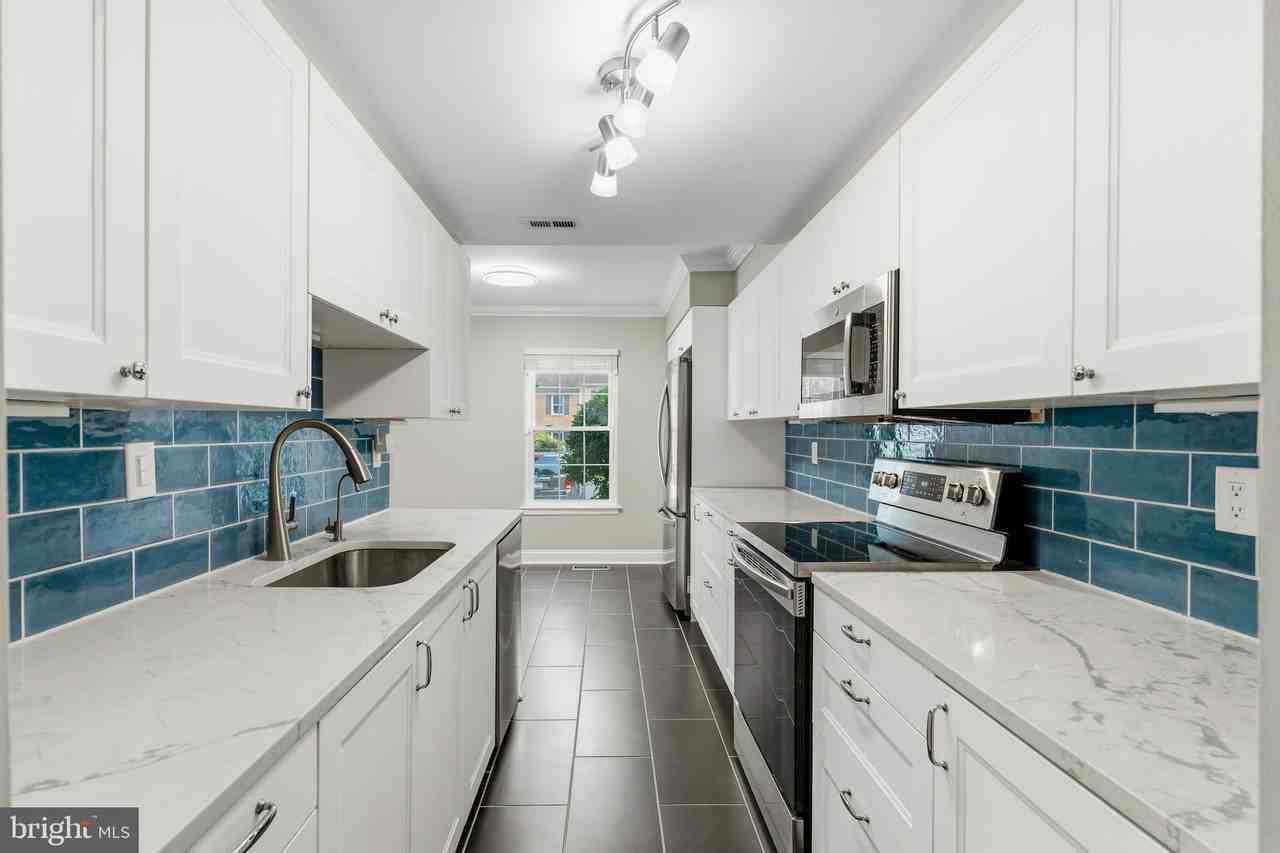 6410 Blarney Stone Ct - Photo 7 of 36