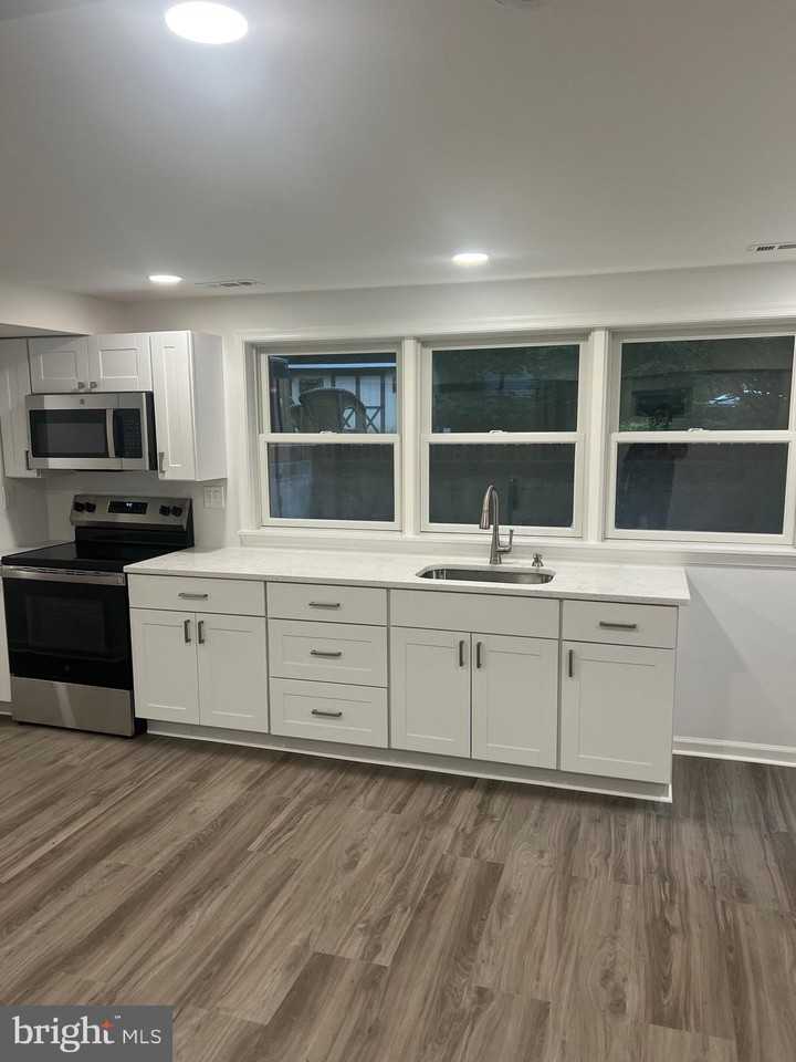 1100 Springvale Rd - Photo 5 of 50