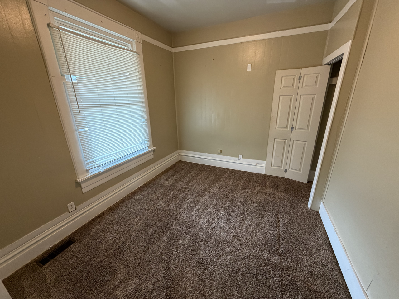 1490 Indianola Ave - Photo 4 of 20