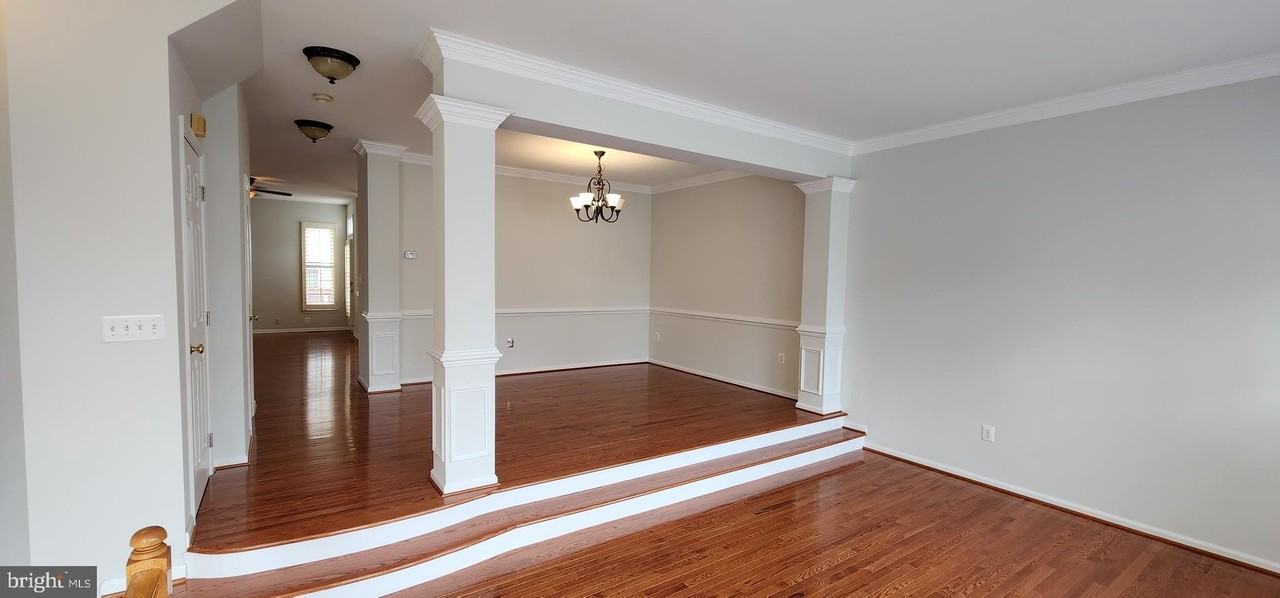 20622 Glenmere Sq - Photo 3 of 25