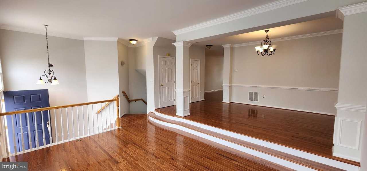 20622 Glenmere Sq - Photo 4 of 25