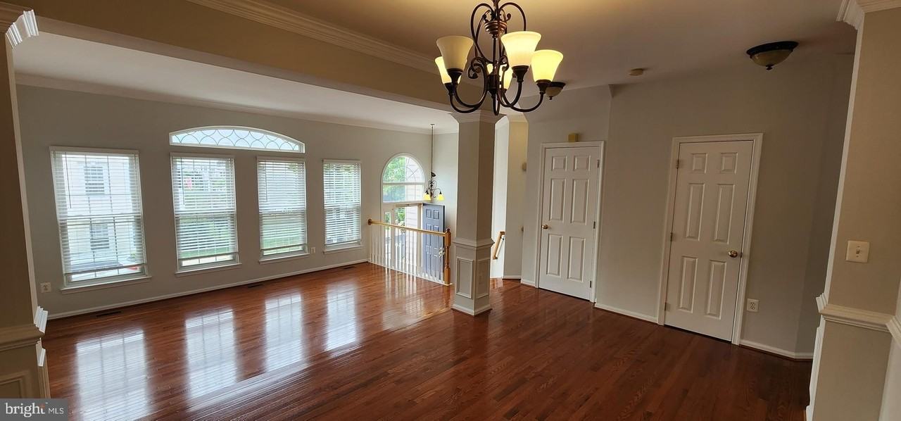 20622 Glenmere Sq - Photo 5 of 25
