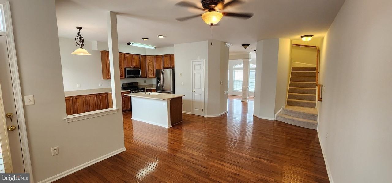 20622 Glenmere Sq - Photo 7 of 25