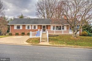 featured image of 28 Bee St