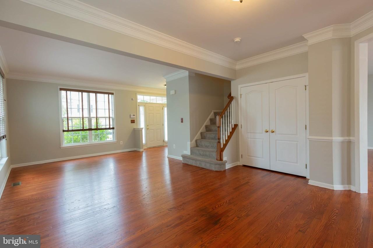 305 Lewisburg Ln - Photo 4 of 36