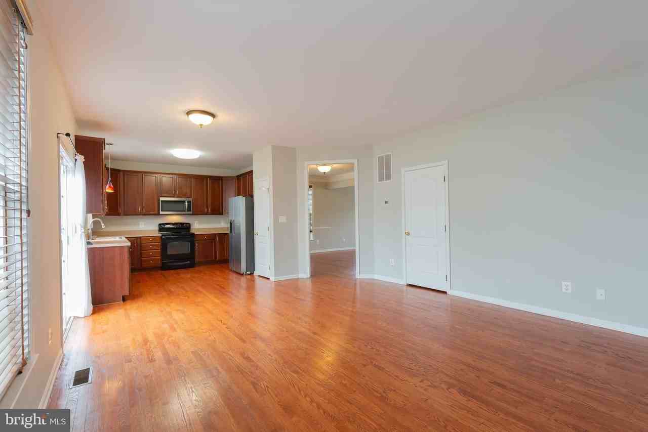 305 Lewisburg Ln - Photo 7 of 36